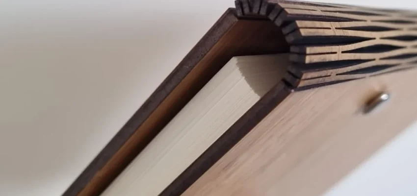 Buch aus Holz